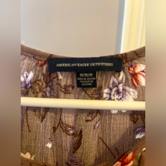 American Eagle dressy top. Mauve and white. Size medium. - Picture 2 of 2